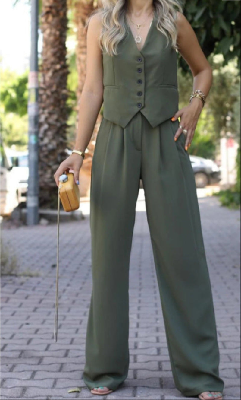 Elegant Sleeveless Blazer Set for Women 5