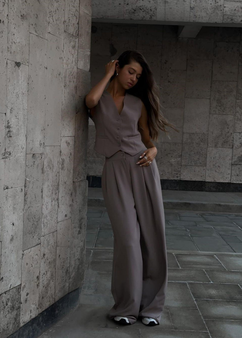 Elegant Sleeveless Blazer Set for Women 8