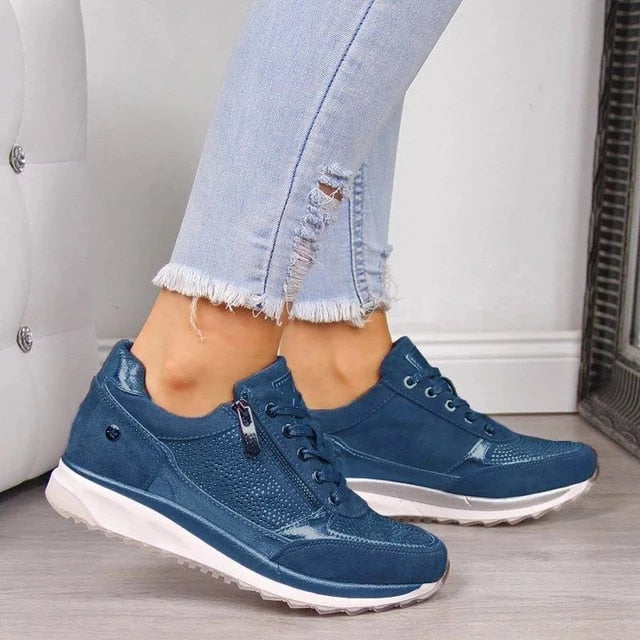 Baskets bleues pour femme, style décontracté, portées avec un jean déchiré. Chaussures tendance, confortables, idéales pour la mode urbaine.