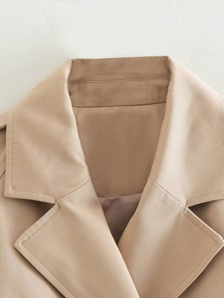 Beige trenchcoat close-up van kraag en revers, opengeslagen zonder model | Boutique Moda