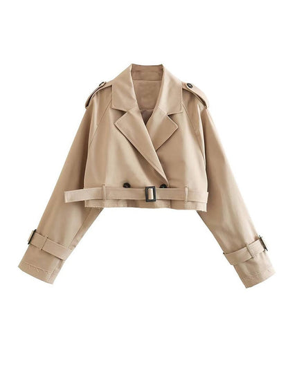 Beige bijgesneden trenchcoat met riem, revers en manchetten, plat gefotografeerd | Boutique Moda