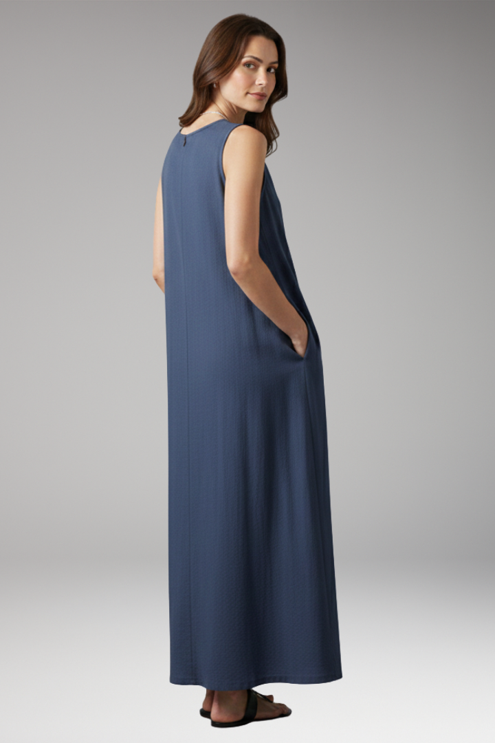 Women's Sleeveless Dress with Round Neckline and Practical Pockets 3