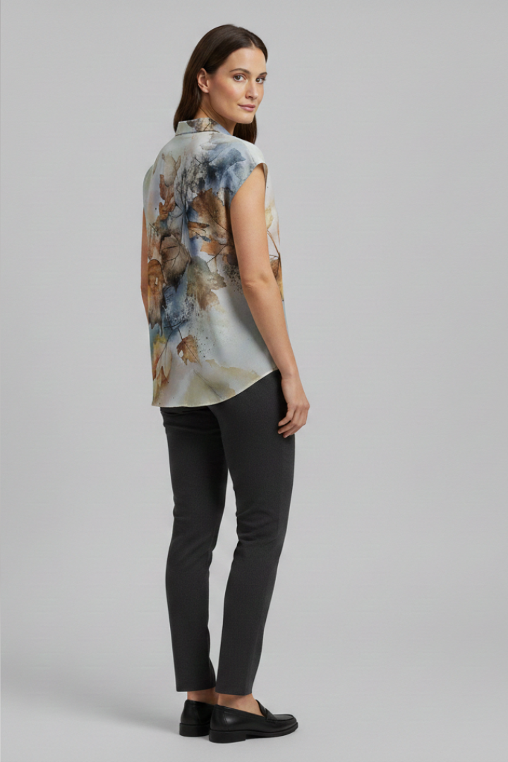 Women's Summer Top with Collared Neckline and Button Fastening 4